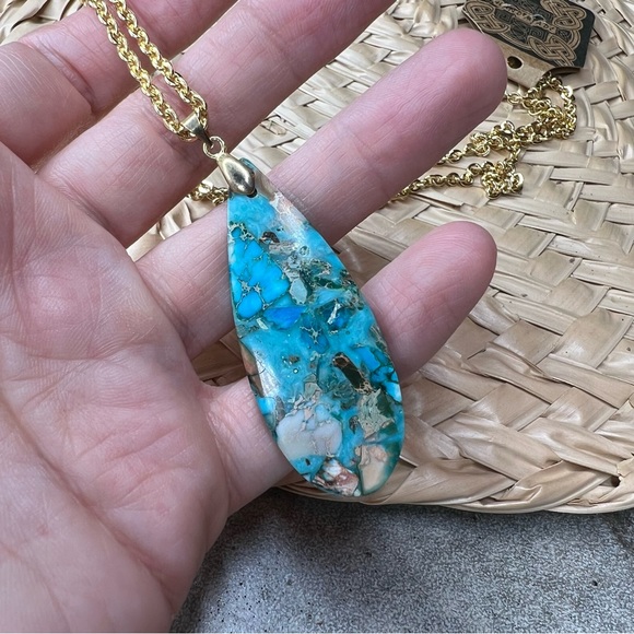 Natural stone necklace on gold tone chain - Picture 7 of 13